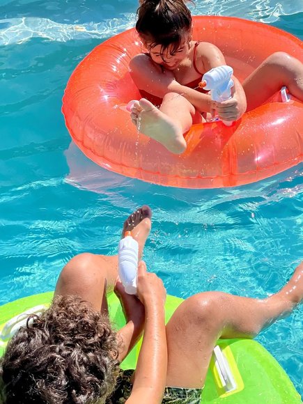 SUNNYLIFE ΠΑΙΔΙΚΟ ΣΕΤ ΠΑΙΧΝΙΔΙ ΣΩΣΙΒΙΟ ΜΕ ΝΕΡΟΠΙΣΤΟΛΟ SUNNYLIFE - ΠΟΛΥΧΡΩΜΟ