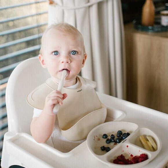 BabyOno: Σαλιάρα σιλικόνης 6m+ με θήκη περισυλλογής τροφίμων - Beige